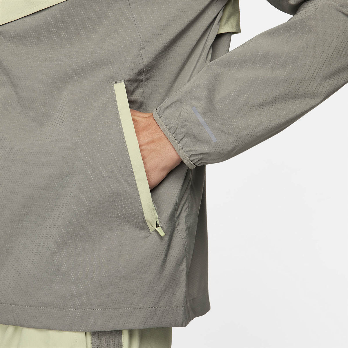 Nike Light Windrunner Giacca Olive Aura/Dark Stucco/Reflective Silver